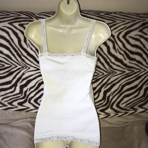White ribbed V neck tank with lace detail Large 💕 - Picture 2 of 4